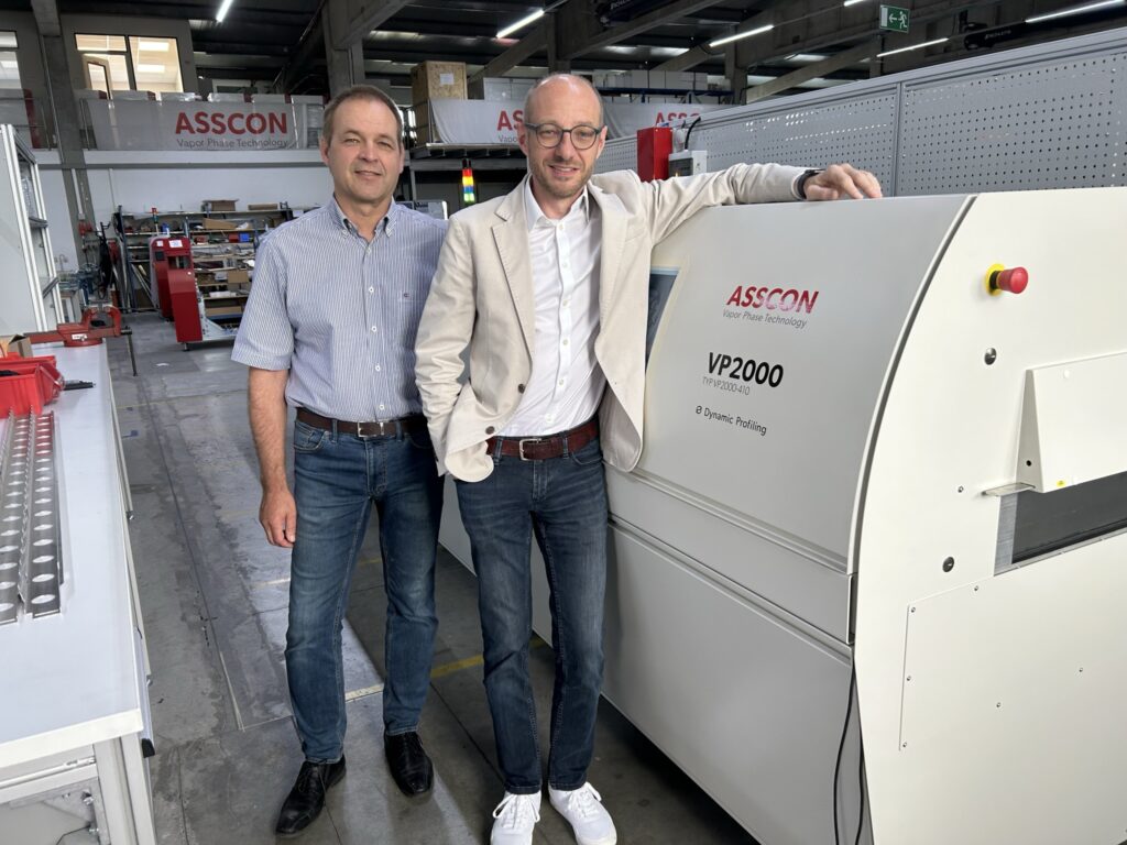 Claus Zabel und Dr. Matthias Zöller, Geschäftsführer der ASSCON Systemtechnik-Elektronik GmbH aus Königsbrunn