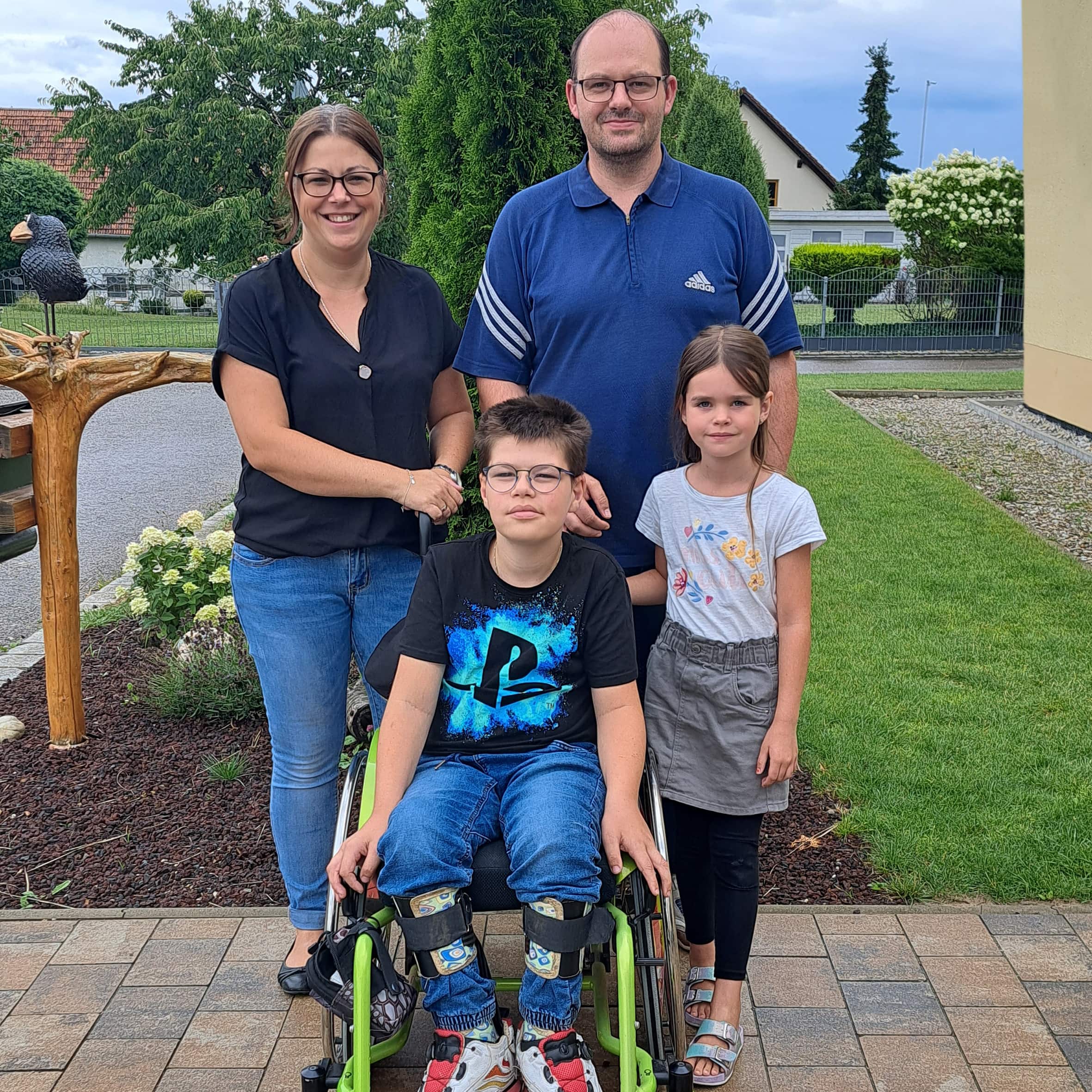Familie Michalek mit ihrem Sohn, der im Rollstuhl sitzt.